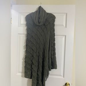 Calessa poncho in grey. Size L/XL.